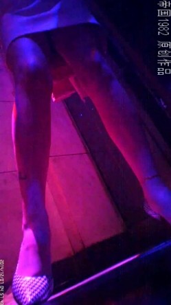 夜场酒吧女厕正面镜头偸拍各种时尚小姐姐方便 赏脸赏逼 截图2