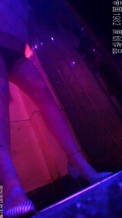 夜场酒吧女厕正面镜头偸拍各种时尚小姐姐方便 赏脸赏逼 截图3