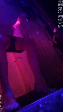 夜场酒吧女厕正面镜头偸拍各种时尚小姐姐方便 赏脸赏逼 截图4