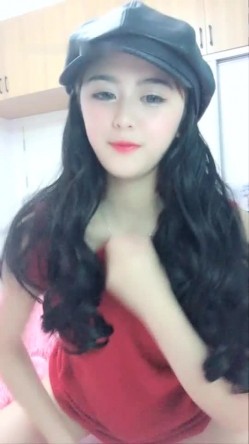 高颜值气质短发妹子小尺度诱惑 舞蹈扭动露奶自摸逼逼非常诱人 截图1
