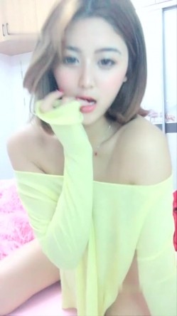 高颜值气质短发妹子小尺度诱惑 舞蹈扭动露奶自摸逼逼非常诱人 截图10