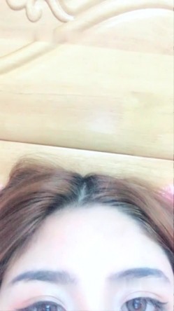 高颜值气质短发妹子小尺度诱惑 舞蹈扭动露奶自摸逼逼非常诱人 截图11