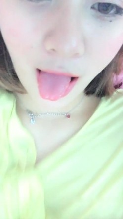 高颜值气质短发妹子小尺度诱惑 舞蹈扭动露奶自摸逼逼非常诱人 截图15