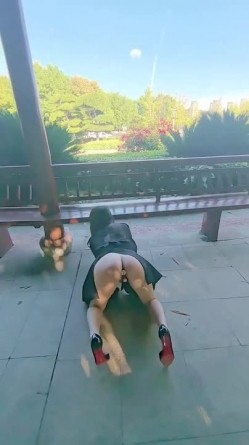 母狗调教师【泽塔控】滴蜡封逼 双洞跳蛋 两只母狗 双倍快乐！惩罚完狠狠的艹一顿 直接拽到床角 扯着绳子狠狠的后入内射 截图1