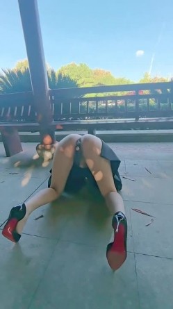 母狗调教师【泽塔控】滴蜡封逼 双洞跳蛋 两只母狗 双倍快乐！惩罚完狠狠的艹一顿 直接拽到床角 扯着绳子狠狠的后入内射 截图4