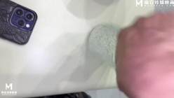 【尾随强奸】尾随极品性感黑丝包臀美女 出租屋闯入按倒强奸一直求饶反抗 操爽瘫软 被老公回来发现追着揍 截图5