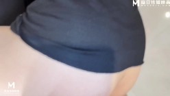 【尾随强奸】尾随极品性感黑丝包臀美女 出租屋闯入按倒强奸一直求饶反抗 操爽瘫软 被老公回来发现追着揍 截图13
