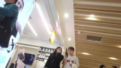 商城跟随偷窥跟男友逛街的眼镜小姐姐 皮肤白皙 性感大屁屁 截图12