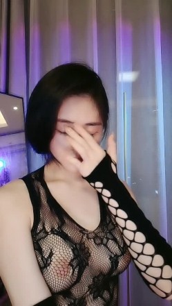 火辣女郎-空乘馨馨-，空姐的闺房，多套调情制服，裸舞挑逗诱惑，奶子又涨又挺，这屁股你能不心动吗！ 截图13