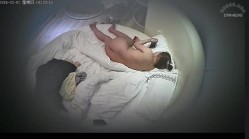 上帝视角 花臂男带妞开房操 都是社会人儿 操起来配合十足 叫声婉转 一对奶子也被撞得乱飞 截图2