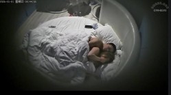上帝视角 花臂男带妞开房操 都是社会人儿 操起来配合十足 叫声婉转 一对奶子也被撞得乱飞 截图11