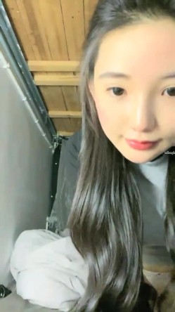 重磅！G奶校花下海~纯到爆炸，【大二学妹】，宿舍脱光，天然白虎馒头穴，小穴超肥，奶子又大又软 截图1