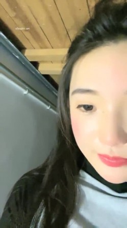 重磅！G奶校花下海~纯到爆炸，【大二学妹】，宿舍脱光，天然白虎馒头穴，小穴超肥，奶子又大又软 截图2