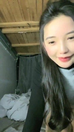 重磅！G奶校花下海~纯到爆炸，【大二学妹】，宿舍脱光，天然白虎馒头穴，小穴超肥，奶子又大又软 截图4