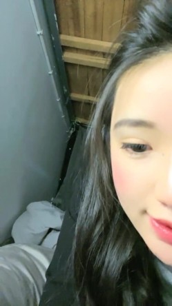重磅！G奶校花下海~纯到爆炸，【大二学妹】，宿舍脱光，天然白虎馒头穴，小穴超肥，奶子又大又软 截图7