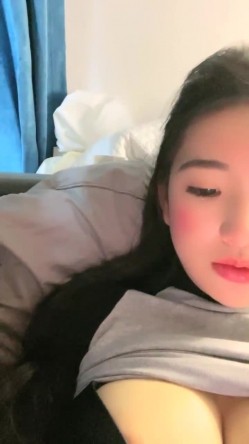 重磅！G奶校花下海~纯到爆炸，【大二学妹】，宿舍脱光，天然白虎馒头穴，小穴超肥，奶子又大又软 截图12