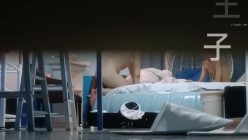 民宿酒店服务员猫眼高清偷拍 ️大学生情侣开房啪啪小哥调教女友像狗一样跪舔鸡巴 截图3