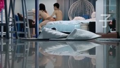 民宿酒店服务员猫眼高清偷拍 ️大学生情侣开房啪啪小哥调教女友像狗一样跪舔鸡巴 截图9