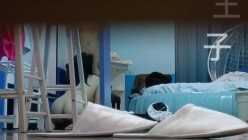 民宿酒店服务员猫眼高清偷拍 ️大学生情侣开房啪啪小哥调教女友像狗一样跪舔鸡巴 截图15