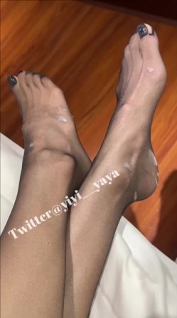 丝袜足交榨汁女神【依依丫丫】 脚趾夹着龟头不断挑逗摩擦你能坚持多久～完美足弓下的黑丝套鸡全都喷涌在脚底了 截图16