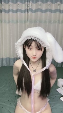 04年小情人！极品尤物美少女！被胖大叔玩穴爆操，性感吊带黑丝，骑乘位抽插，后入美臀 截图4