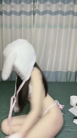 04年小情人！极品尤物美少女！被胖大叔玩穴爆操，性感吊带黑丝，骑乘位抽插，后入美臀 截图5