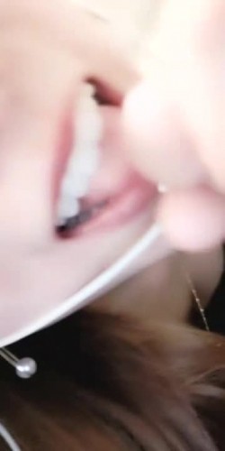 露脸黑丝袜非常耐操的年轻小妹，口活超棒非常淫荡被大鸡巴各种姿势爆草，无套水多表情很骚，呻吟浪叫不止 截图2