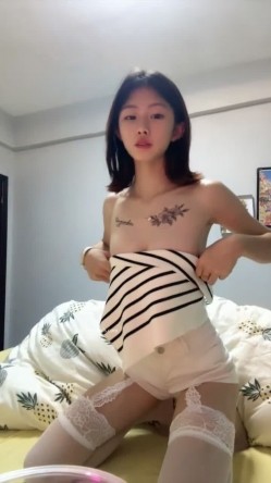 女奴母狗训练工作室【贝特Better】极品粉穴女模电竞椅捆绑炮机强制高潮 截图3