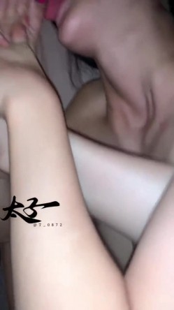 母狗调教训练推特大佬【太子】私拍，各种社死调教反差模特骚女，狗链露出爬行啪啪能玩的都玩了 截图11