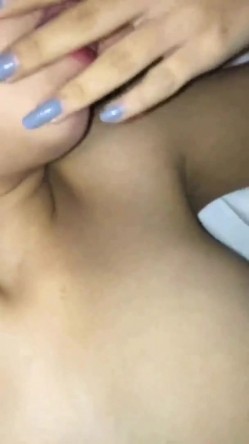 还是不戴套舒服，说服小太妹摘下套子，粗硬的鸡巴插进去瞬间感觉不一样，叫声也变骚好多 ！ 截图8