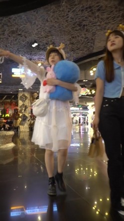 大神一路走一路抄底多位黑丝美女全是漂亮的小姐姐 截图1
