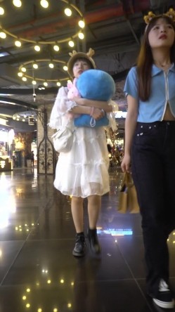 大神一路走一路抄底多位黑丝美女全是漂亮的小姐姐 截图3