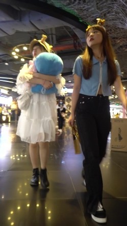 大神一路走一路抄底多位黑丝美女全是漂亮的小姐姐 截图4