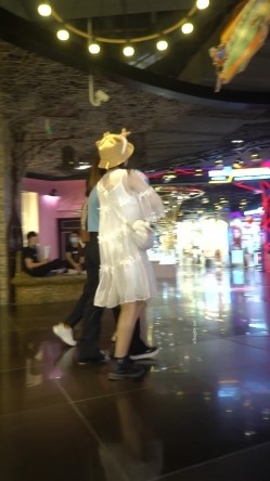 大神一路走一路抄底多位黑丝美女全是漂亮的小姐姐 截图8