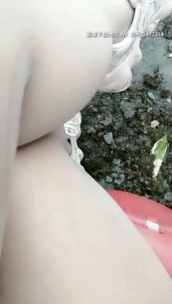 眼镜小妹的性生活，露脸户外激情铺块毯子就开始干，被大哥摸着奶子玩着逼草着嘴，各种姿势爆草抽插浪荡 截图1
