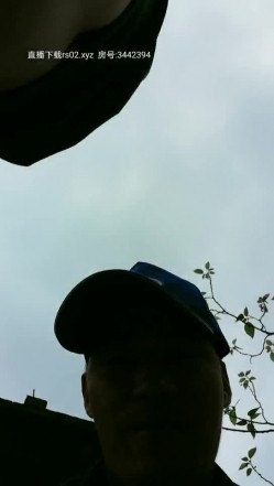 眼镜小妹的性生活，露脸户外激情铺块毯子就开始干，被大哥摸着奶子玩着逼草着嘴，各种姿势爆草抽插浪荡 截图8