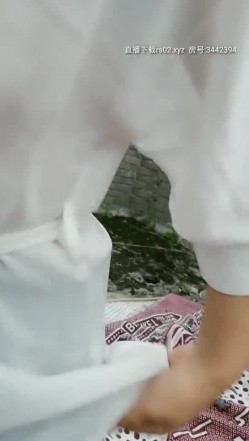 眼镜小妹的性生活，露脸户外激情铺块毯子就开始干，被大哥摸着奶子玩着逼草着嘴，各种姿势爆草抽插浪荡 截图12