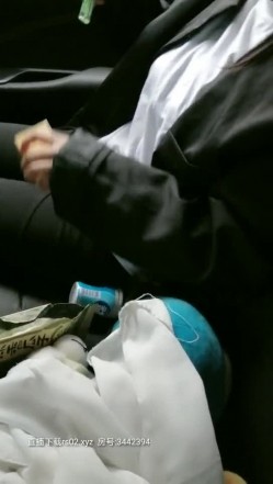 眼镜小妹的性生活，露脸户外激情铺块毯子就开始干，被大哥摸着奶子玩着逼草着嘴，各种姿势爆草抽插浪荡 截图16
