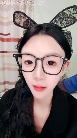 舞蹈系校花学妹【小涵宝宝】护士制服 丝袜诱惑 抖音风骚舞，道具自慰 截图2