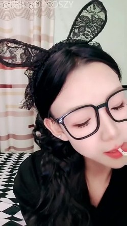 舞蹈系校花学妹【小涵宝宝】护士制服 丝袜诱惑 抖音风骚舞，道具自慰 截图3