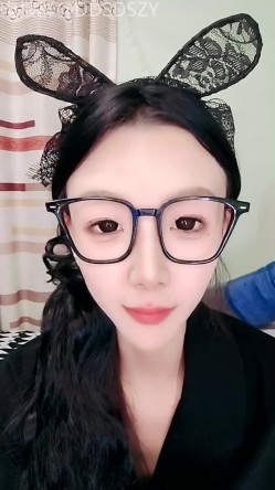 舞蹈系校花学妹【小涵宝宝】护士制服 丝袜诱惑 抖音风骚舞，道具自慰 截图4