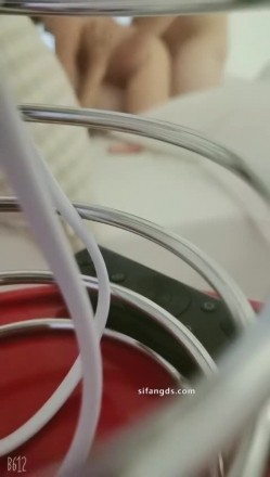 顶级淫妻博主，【刺鸡】，分享老婆给单男操多P，露脸，这个少妇真是骚，喜欢大学生 截图8