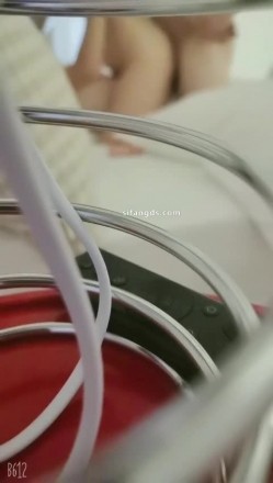 顶级淫妻博主，【刺鸡】，分享老婆给单男操多P，露脸，这个少妇真是骚，喜欢大学生 截图13