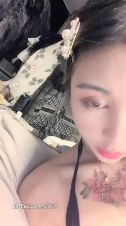 长相甜美高颜值纹身萌妹子换装自慰诱惑，假屌口交玻璃棒抽插高潮喷水，穿上肉丝跳蛋振动棒多种道具 截图3