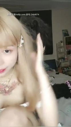 长相甜美高颜值纹身萌妹子换装自慰诱惑，假屌口交玻璃棒抽插高潮喷水，穿上肉丝跳蛋振动棒多种道具 截图8