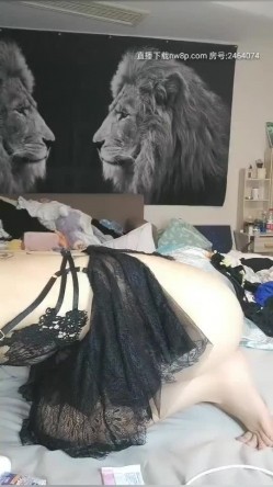 长相甜美高颜值纹身萌妹子换装自慰诱惑，假屌口交玻璃棒抽插高潮喷水，穿上肉丝跳蛋振动棒多种道具 截图14