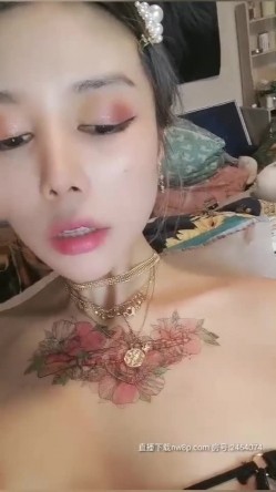 长相甜美高颜值纹身萌妹子换装自慰诱惑，假屌口交玻璃棒抽插高潮喷水，穿上肉丝跳蛋振动棒多种道具 截图16