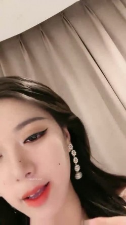 顶级颜值女模特【女模小草莓】掐脖子无套狂操白浆直流，渣男一点儿也不怜香惜玉狂干！ 截图8