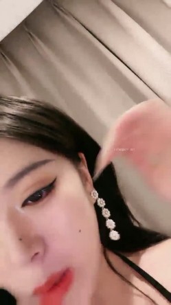 顶级颜值女模特【女模小草莓】掐脖子无套狂操白浆直流，渣男一点儿也不怜香惜玉狂干！ 截图13