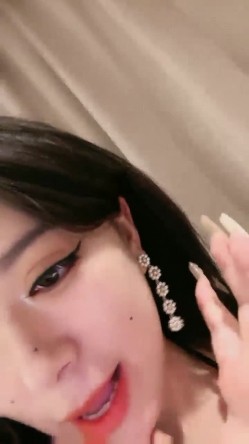 顶级颜值女模特【女模小草莓】掐脖子无套狂操白浆直流，渣男一点儿也不怜香惜玉狂干！ 截图15